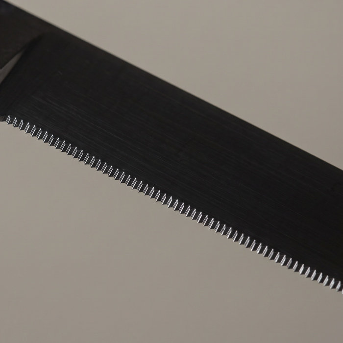 Gros plan sur la lame micro-dentée